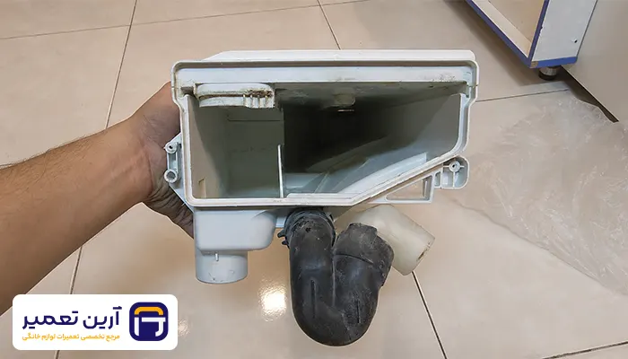 نشتی از شلنگ‌ ها و اتصالات داخلی علامت e4 لباسشویی دوو