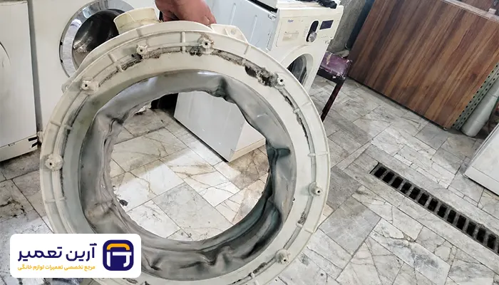 نشتی از لاستیک دور درب یا بسته نشدن کامل درب